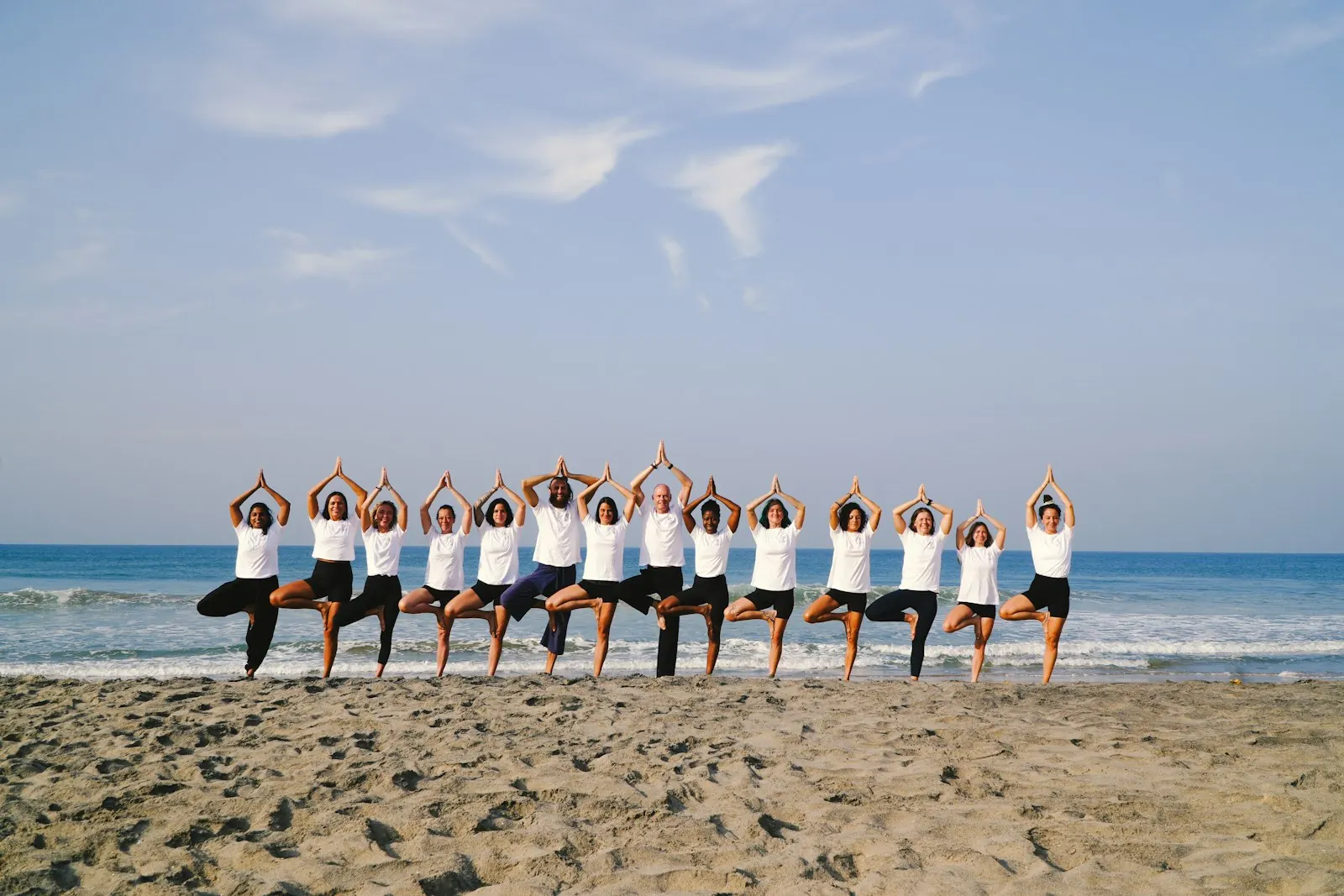Sahilde grup yoga kampı