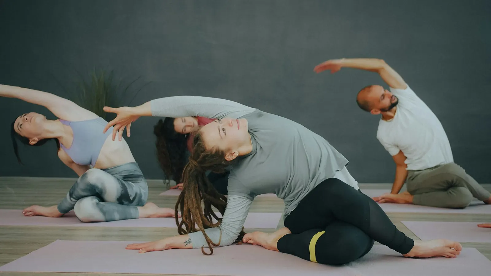 Stüdyoda grup yoga pratiği